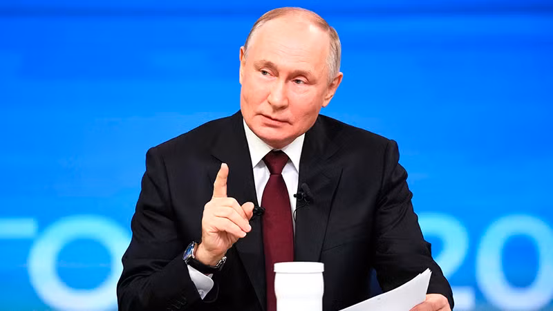 Tổng thống Nga Vladimir Putin trả lời câu hỏi trong cuộc họp báo. (Ảnh: KREMLIN:RU)