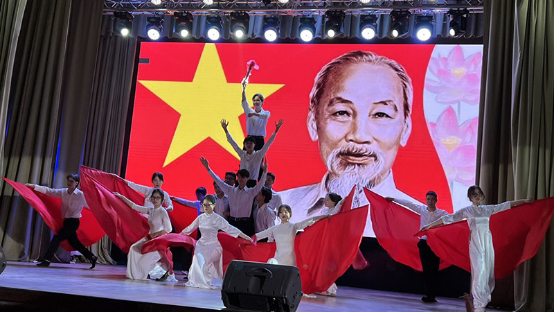 Tiết mục biểu diễn của sinh viên Việt Nam tại Ngày hội hữu nghị các dân tộc được tổ chức tại UrFU.