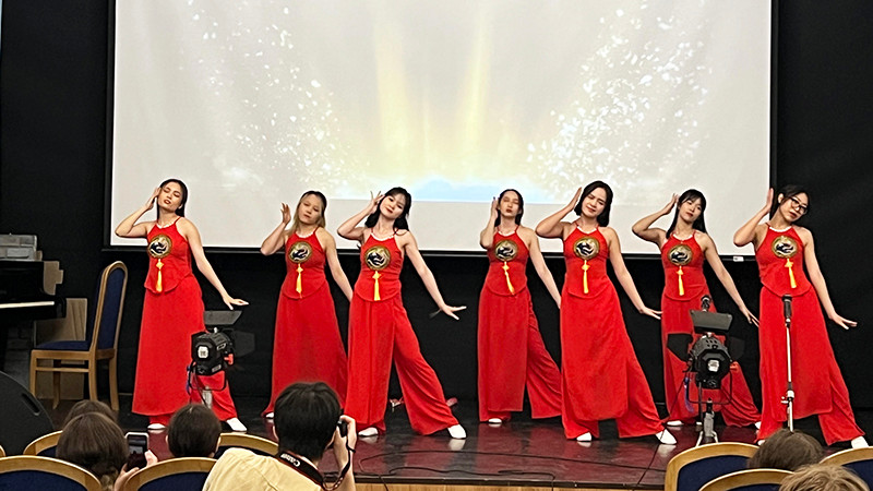 Tiết mục biểu diễn của sinh viên Việt Nam. (Ảnh: Xuân Hưng)