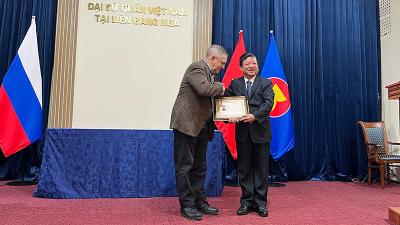 Trao kỷ niệm chương “Vì sự nghiệp văn học nghệ thuật Việt Nam” tặng Phó Giáo sư, Tiến sĩ Anatoly Sokolov. (Ảnh: XUÂN HƯNG)