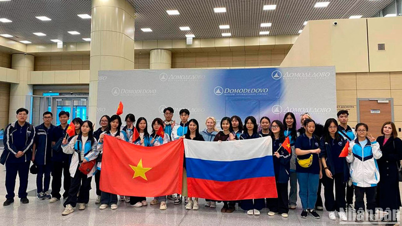 Đoàn học sinh Việt Nam đến sân bay quốc tế Domodedovo, bắt đầu hành trình khám phá nước Nga.