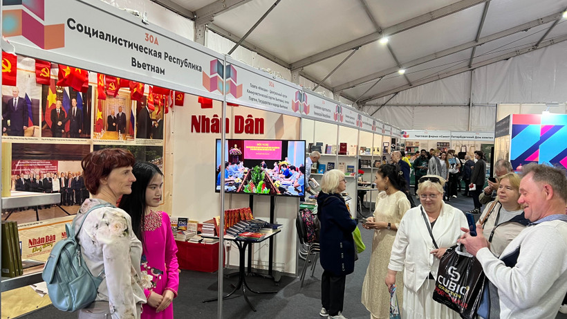 Khách tham quan gian trưng bày sách, báo của Báo Nhân Dân. (Ảnh: THÙY VÂN)