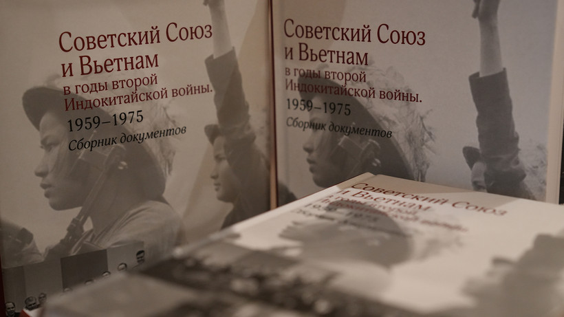 Bìa cuốn sách “Liên Xô và Việt Nam trong những năm Chiến tranh Đông Dương lần thứ hai 1959-1975: Tuyển tập các văn kiện”. (Ảnh: XUÂN HƯNG)