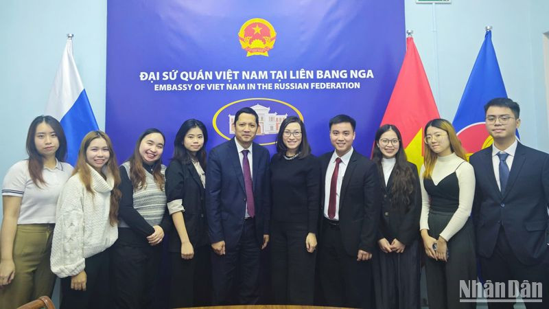 Đại diện Đại sứ quán Việt Nam, Quỹ thúc đẩy phát triển hợp tác Nga-Việt “Truyền thống và Hữu nghị” chụp ảnh lưu niệm cùng sinh viên đến từ tỉnh nghệ An đang học tập tại các trường đại học ở Moskva tại điểm cầu Liên bang Nga.