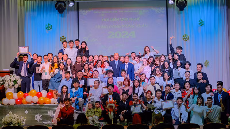 Bà con cộng đồng và sinh viên Việt Nam tại Kazan vui mừng chào đón năm mới.