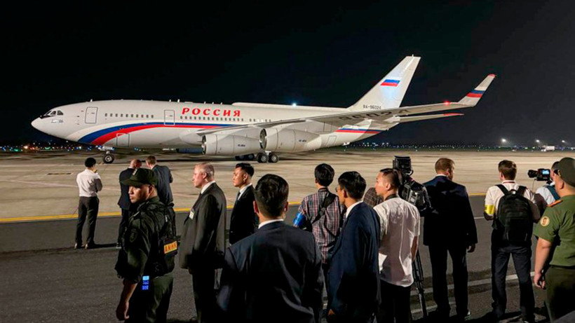 Chuyên cơ của Tổng thống Vladimir Putin hạ cánh xuống sân bay quốc tế Nội Bài. (Ảnh: TASS)
