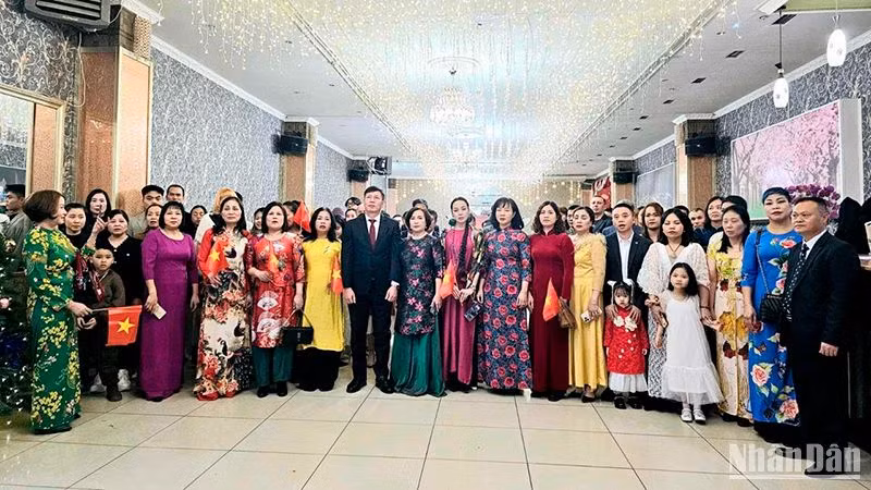 Tổng lãnh sự Việt Nam tại Vladivostok Nguyễn Đăng Hiền và bà con cộng đồng thực hiện nghi lễ chào cờ.