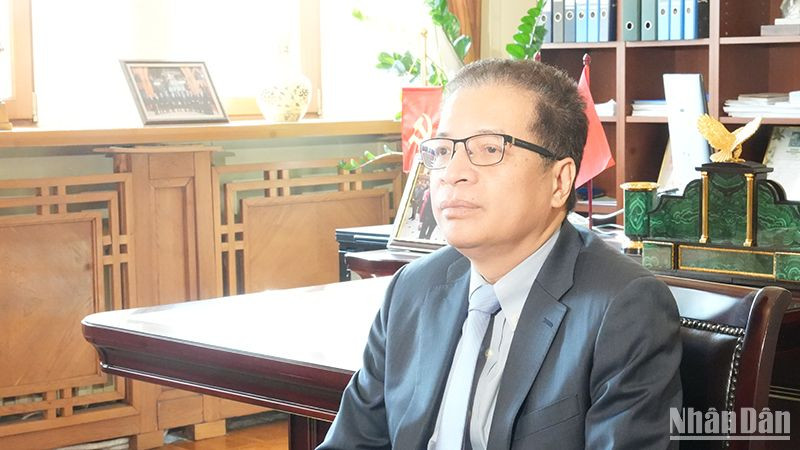 Đại sứ Việt Nam tại Liên bang Nga kiêm nhiệm Cộng hòa Uzbekistan và Cộng hòa Armenia Đặng Minh Khôi trả lời phỏng vấn phóng viên Báo Nhân Dân thường trú tại Nga. (Ảnh: XUÂN HƯNG)