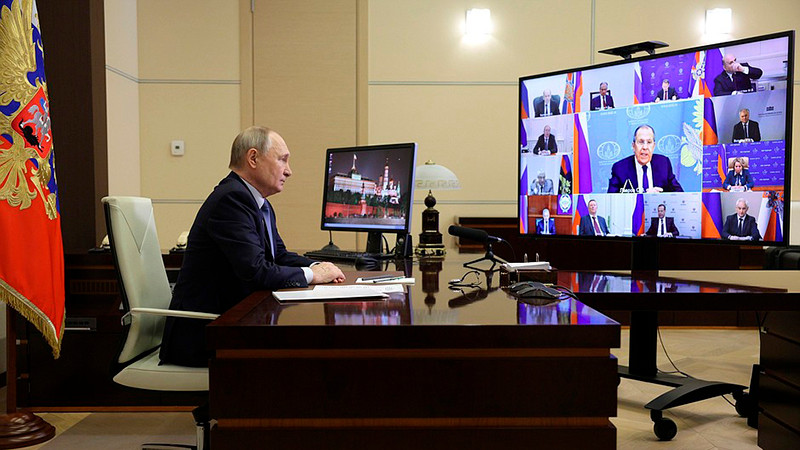 Tổng thống Nga Vladimir Putin họp trực tuyến với các thành viên thường trực của Hội đồng An ninh Nga. (Ảnh: KREMLIN.RU)