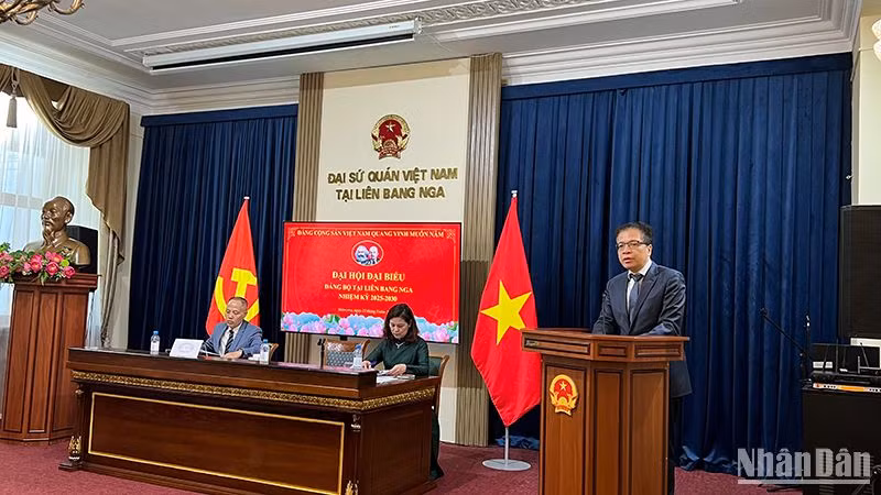 Đồng chí Đặng Minh Khôi, Bí thư Đảng ủy, Đại sứ Việt Nam tại Liên bang Nga, phát biểu tại Đại hội. (Ảnh: XUÂN HƯNG)