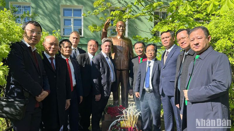 Các đại biểu chụp ảnh lưu niệm bên tượng Chủ tịch Hồ Chí Minh.