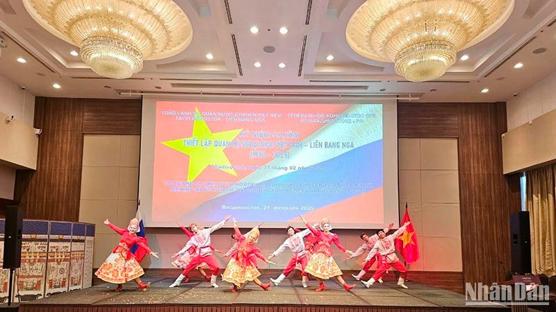 Tiết mục biểu diễn của bạn bè Nga tại lễ kỷ niệm.