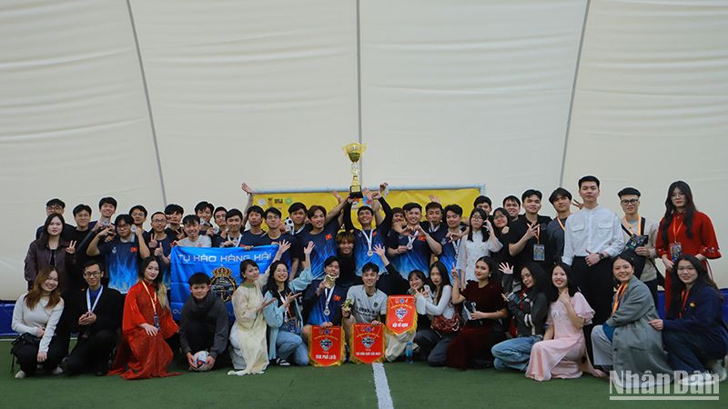 Trao cúp vô địch cho đội FC Hàng hải.