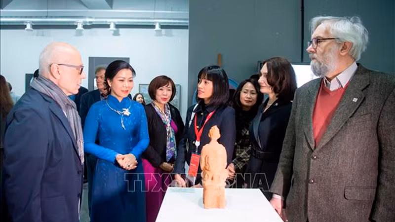 Phu nhân Ngô Phương Ly thăm Trường Đại học Mỹ thuật Moskva mang tên V.I.Surikov. (Ảnh: TTXVN)