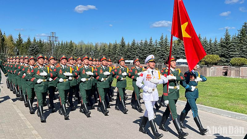 Quân nhân Việt Nam hăng say luyện tập cho lễ duyệt binh tại Quảng trường Đỏ.