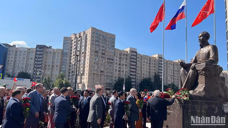 Bạn bè Nga đặt hoa tại Tượng đài Chủ tịch Hồ Chí Minh ở thành phố Saint Petersburg tại lễ khánh thành tháng 6/2023. (Ảnh: XUÂN HƯNG)
