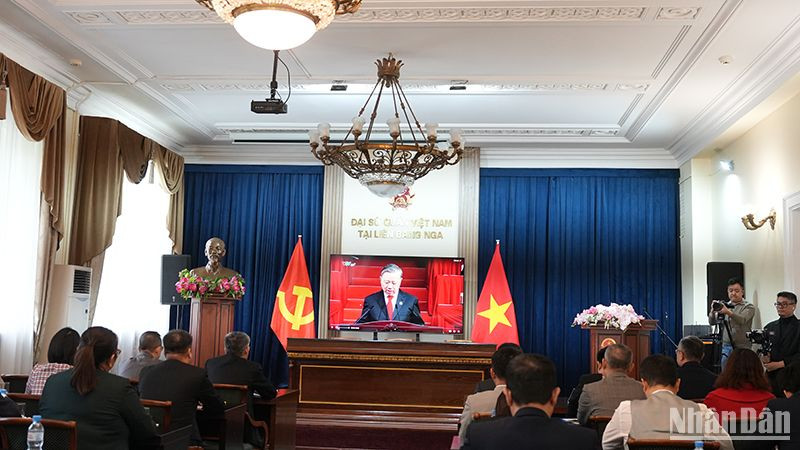 Quang cảnh lễ mít-tinh kỷ niệm 50 năm Ngày Giải phóng miền nam, thống nhất đất nước tại Liên bang Nga.