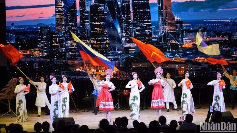 Các nghệ sĩ Việt Nam biểu diễn tại lễ khai mạc Những ngày Văn hóa Việt Nam tại Liên bang Nga năm 2024. (Ảnh XUÂN HƯNG)