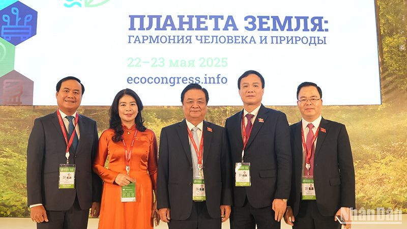 Phó Chủ tịch Quốc hội Lê Minh Hoan dẫn đầu đoàn Đại biểu cấp cao Quốc hội Việt Nam tham dự Đại hội Sinh thái Quốc tế Nevsky lần thứ 11. (Ảnh: XUÂN HƯNG)