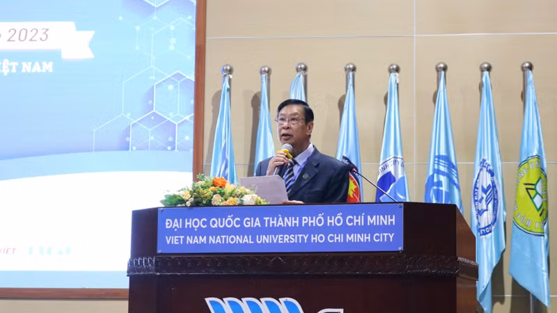 Giáo sư, Tiến sĩ, Bác sĩ Đặng Vạn Phước, Trưởng Khoa Y Đại học Quốc gia Thành phố Hồ Chí Minh phát biểu tại hội nghị.