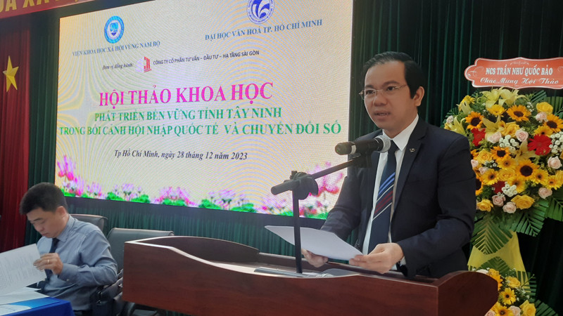 Phó Giáo sư, Tiến sĩ Vũ Tuấn Hưng, Phó Viện trưởng phụ trách Viện Khoa học xã hội vùng Nam Bộ phát biểu tại hội thảo.