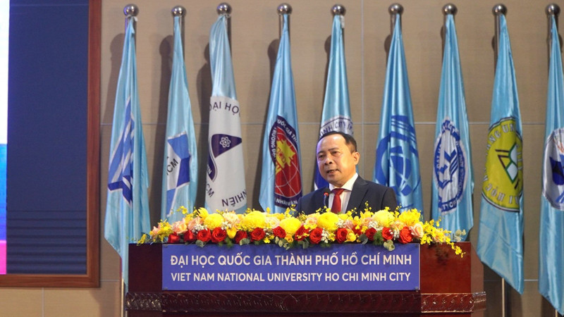 Phó Giáo sư, Tiến sĩ Vũ Hải Quân, Ủy viên Trung ương Đảng, Giám đốc Đại học Quốc gia Thành phố Hồ Chí Minh phát biểu tại hội nghị.