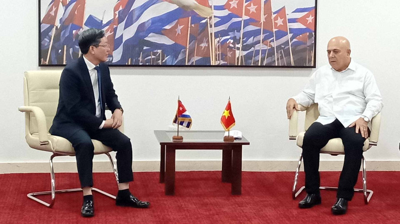 Đồng chí Roberto Morales Ojeda, Ủy viên Bộ Chính trị, Thường trực Ban Bí thư Đảng Cộng sản Cuba tiếp Chủ tịch Hội Nông dân Việt Nam Lương Quốc Đoàn. (Ảnh: dangcongsan.org.vn) 