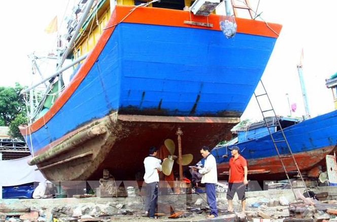 Nhân viên Trung tâm đăng kiểm thuộc Chi cục thủy sản Quảng Bình kiểm tra để cấp đăng kiểm cho tàu cá.