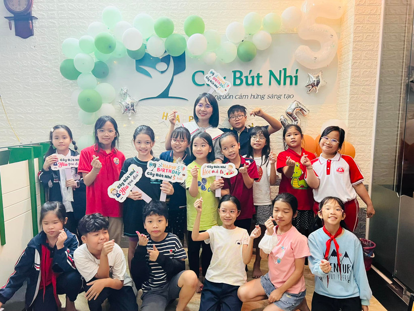 Các em nhỏ tại Câu lạc bộ Cây Bút Nhí.