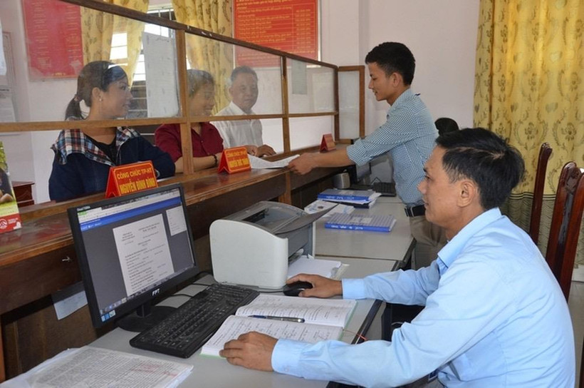Cán bộ xã Nghi Thạch (Nghi Lộc) giải quyết thủ tục hành chính cho người dân. (Ảnh: Thanh Lê/baonghean.vn)