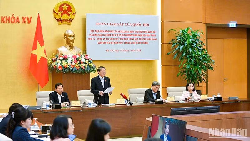 Đoàn Giám sát của Quốc hội làm việc với các bộ, ngành. Ảnh: DUY LINH