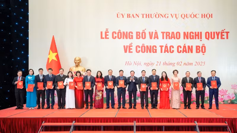 Phó Chủ tịch Quốc hội Nguyễn Khắc Định trao Nghị quyết của Ủy ban Thường vụ Quốc hội về công tác cán bộ. Ảnh: quochoi.vn