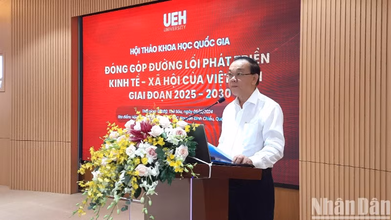 Giáo sư, Tiến sĩ Nguyễn Đông Phong, Chủ tịch Hội đồng Đại học Kinh tế Thành phố Hồ Chí Minh phát biểu tại hội thảo.