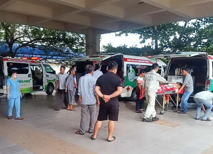 Cấp cứu công nhân bị thương do cháy nổ.(Ảnh: CTV)
