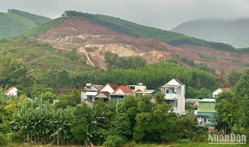 Núi Cộng Hòa, nơi có hai đơn vị khai thác mỏ đất lộ thiên để làm vật liệu san lấp