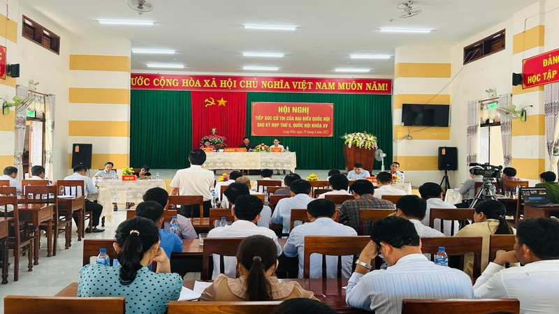 Đoàn đại biểu Quốc hội tiếp xúc cử tri tại xã Long Môn, huyện Minh Long.