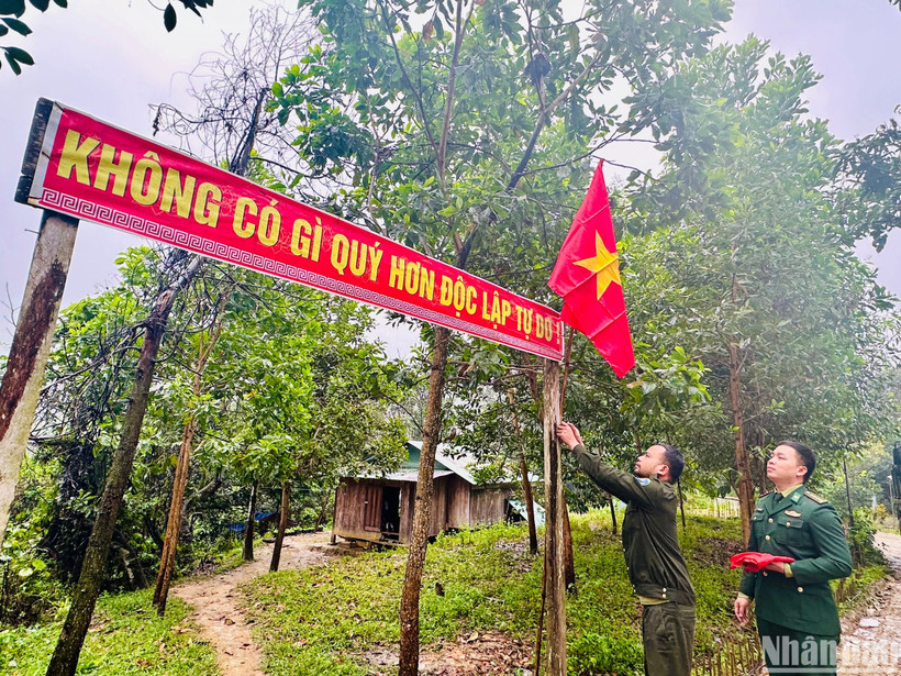 Anh A Lăng Lun thay cờ Tổ quốc cùng bà con vùng biên giới mừng đón năm mới 