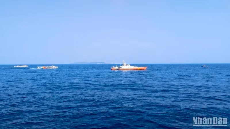 Lực lượng chức năng tìm kiếm thuyền viên mất tích