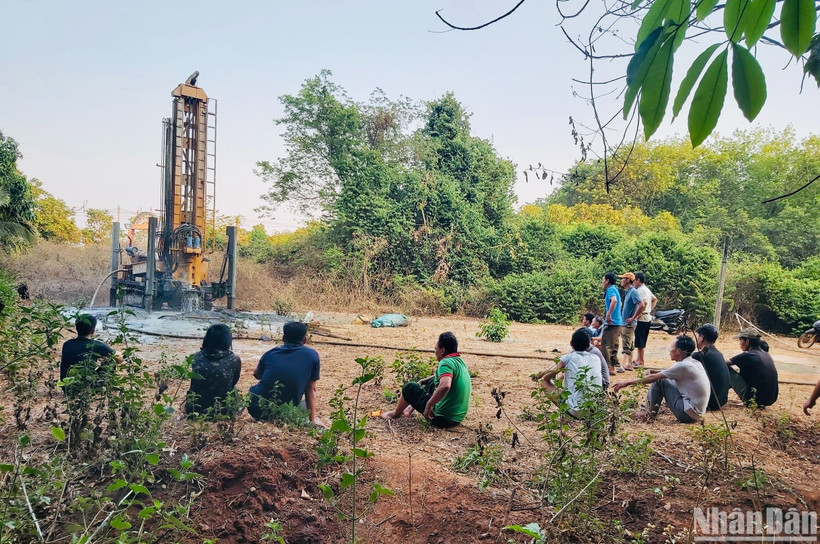 Người dân thôn Đức Hưng, xã Ia Nan trông chờ nước giếng khoan.