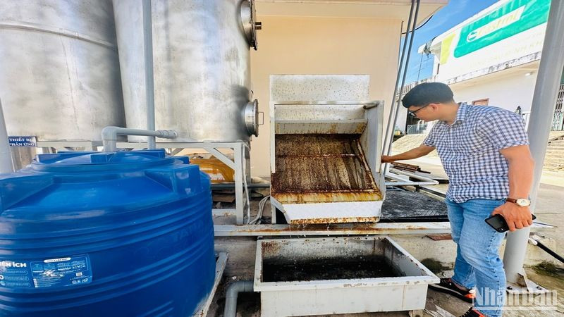 Với mức đầu tư 3,8 tỷ đồng, Cảng neo trú tàu thuyền Tịnh Hòa chưa hoạt động nhưng một số thiết bị của trạm xử lý nước thải đã rỉ sét.