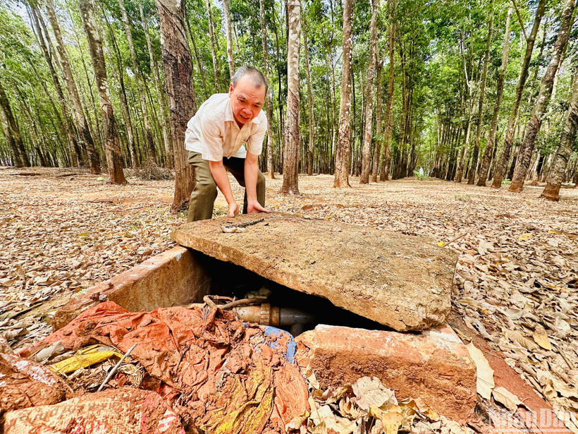 Giếng đào mười mấy năm trước sâu hơn 100m vẫn còn nước nhưng bùn lấp đầy. Xã, thôn cùng ông Công huy động anh em sục bùn “cứu” giếng duy nhất còn nước.