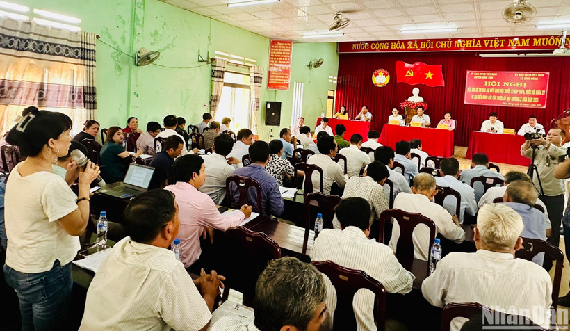 Đoàn đại biểu Quốc hội tiếp xúc cử tri tại xã Bình Đông, xã trọng điểm thuộc Khu kinh tế Dung Quất (Ảnh: ĐÔNG HUYỀN)
