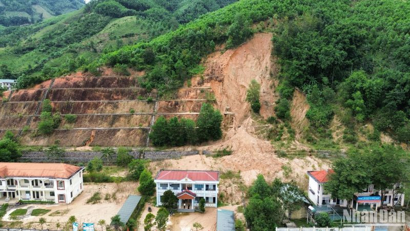 Hàng trăm khối đất đá từ núi cao trượt xuống khu vực nơi có nhiều cơ quan hành chính huyện Sơn Tây.