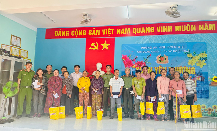 Trao quà cho bà con ngư dân vùng biển huyện Bình Sơn.