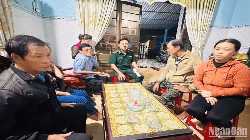 Dù đêm khuya nhưng người thân, bà con làng chài vẫn đến nhà động viên, chia sẻ cùng gia đình các ngư dân bị chìm tàu.