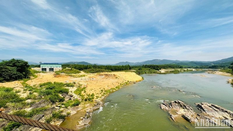 Khoảng 4.000 khối đất đá thải lấn dòng sông Liên tạo thành mặt bằng rộng lớn ngay ngã ba sông. (Ảnh ĐÔNG HUYỀN)