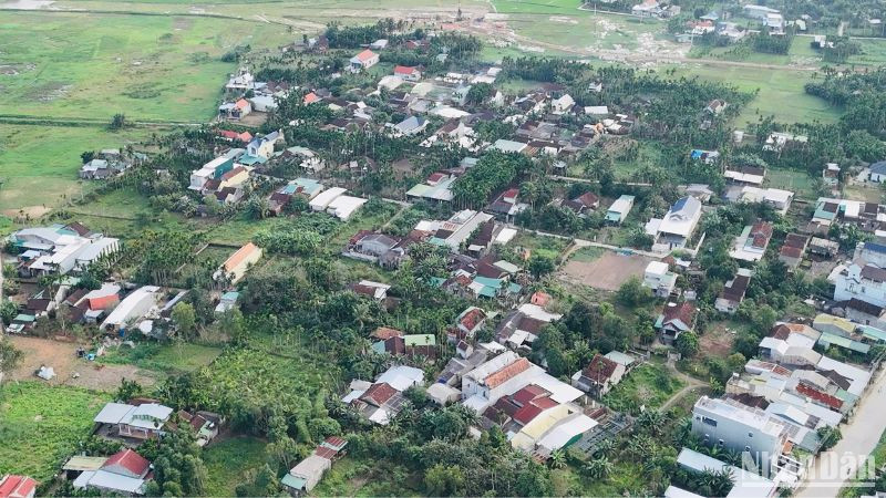 Tại nút giao số 1 km0+600-km1+320 thuộc xã Nghĩa Kỳ, huyện Tư Nghĩa, nhiều cụm dân cư chưa thể di dời để giao mặt bằng thi công cao tốc.