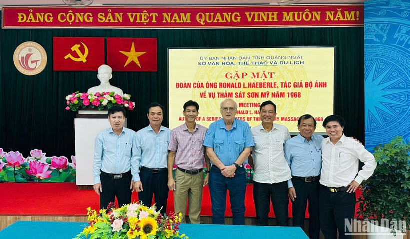 Phòng An ninh chính trị nội bộ, lãnh đạo Công an tỉnh cùng ngành chức năng gặp mặt ông Ronald L. Haeberle, tác giả bức ảnh “Đứa bé trai cố che đạn cho em gái".