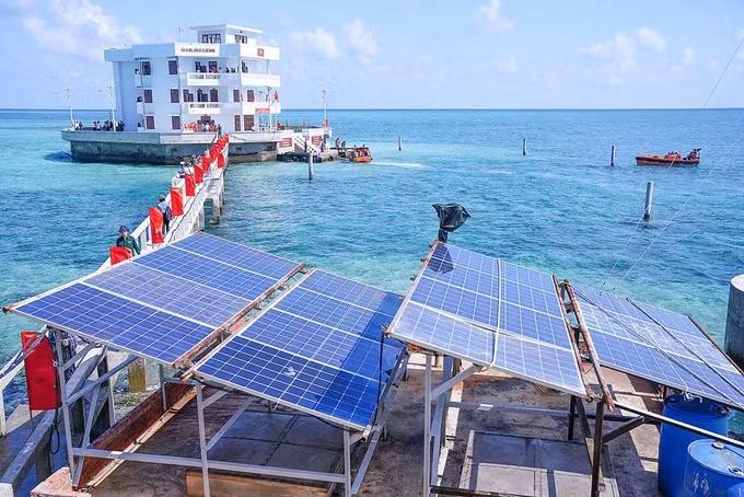 Hệ thống pin năng lượng mặt trời tại đảo Đá Nam. (Ảnh: ĐỖ TRUNG/.sggp.org.vn)