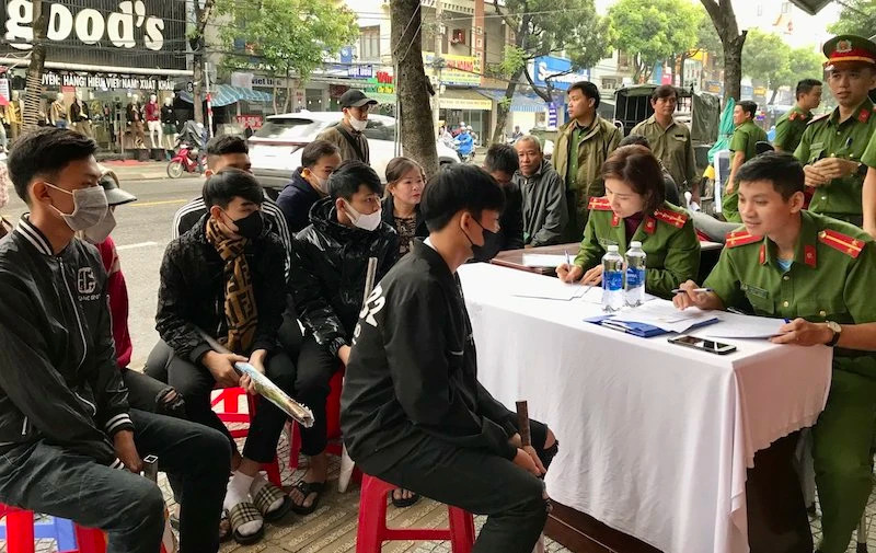 Người dân phường Hòa Thọ Đông, quận Cẩm Lệ, thành phố Đà Nẵng tự nguyện giao nộp công cụ hỗ trợ cho Công an phường. Ảnh Công an cung cấp.